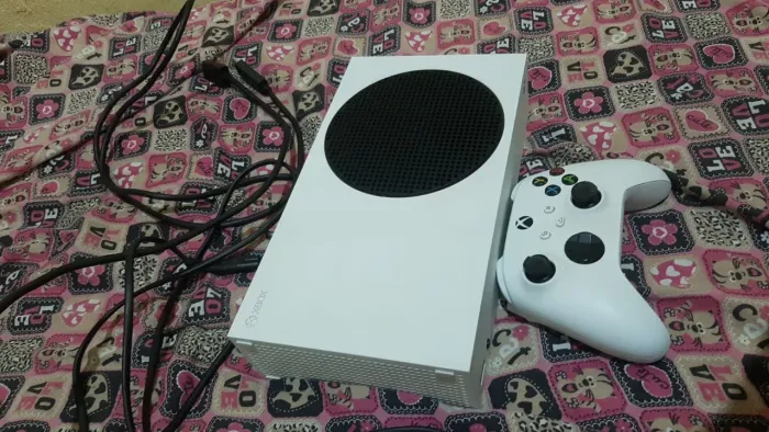 Xbox séries s com um controle 