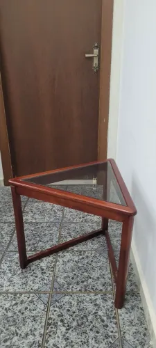 Mesa de centro triangular com tampo de vidro