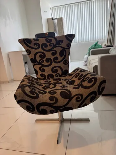 Poltrona Giratória Design Moderno - Estampada / Pés Cromados.