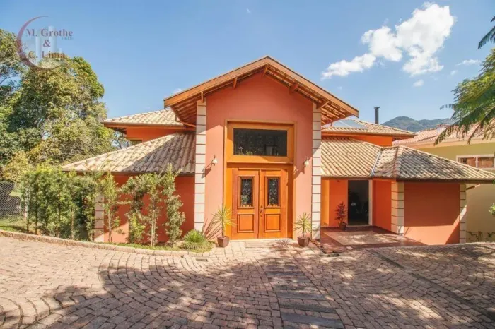 Belíssima casa no Condomínio Vila Rica em Paraisópolis - MG, com 300 m² de área construída