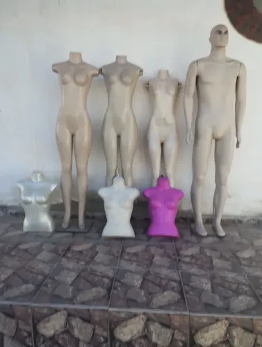 Manequins e 2 araras de roupas.
