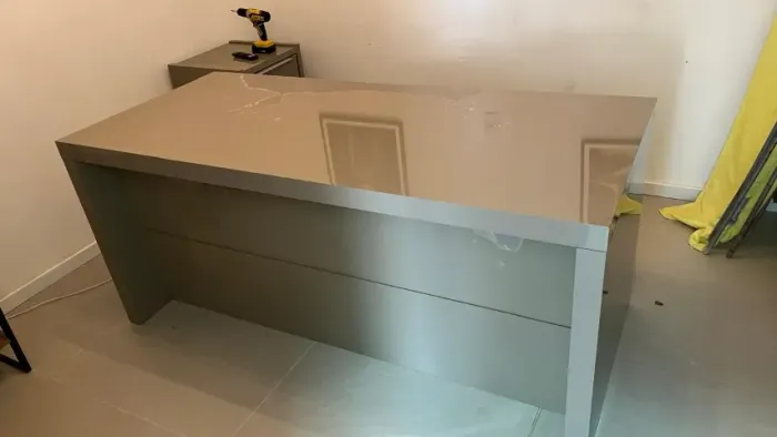 Mesa de escritório em MDF com pintura em Laca - 1,82 m - usada
