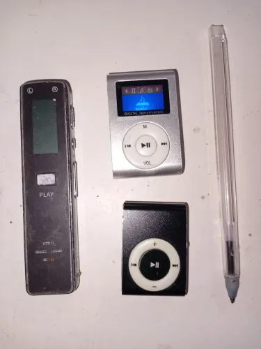 Lote dois mini mp3 antigos e um gravador leia o anuncio 
