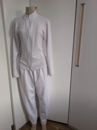 Conjunto de moletom branco