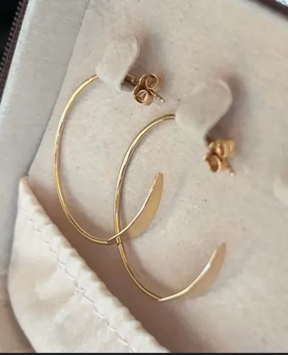 Brinco Meia Argola Fina Com Gota Na Ponta .