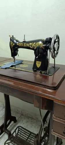 Máquina de costura Elgin 
