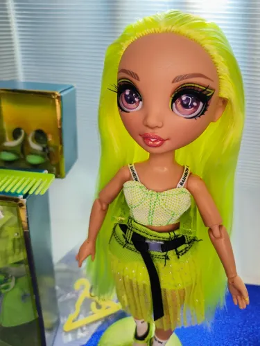Boneca rainbow high karma
