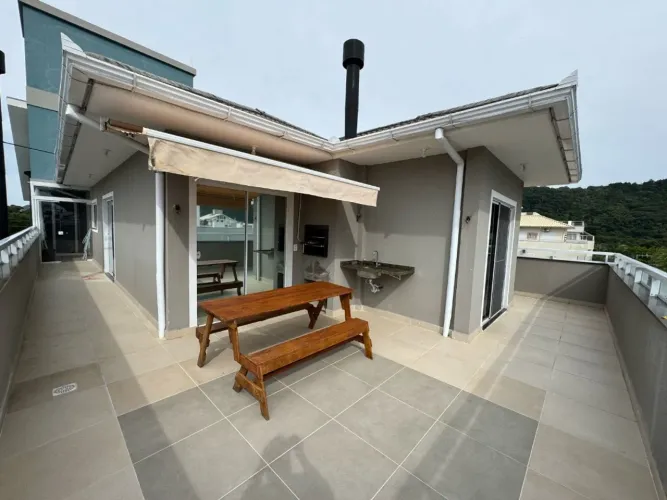 Cobertura mobiliada com 3 dormitórios + terraço à 600m da Praia dos Ingleses!