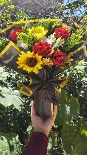 Buquês de flores artificiais  a partir de 35,00