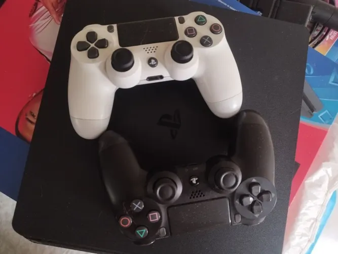 Playstation 4 slim 1TB com 2 controles originais 