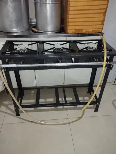 Vende se fogão industrial 3 bocas ,usado apenas 1 vez está em ótimo estado de conservação.