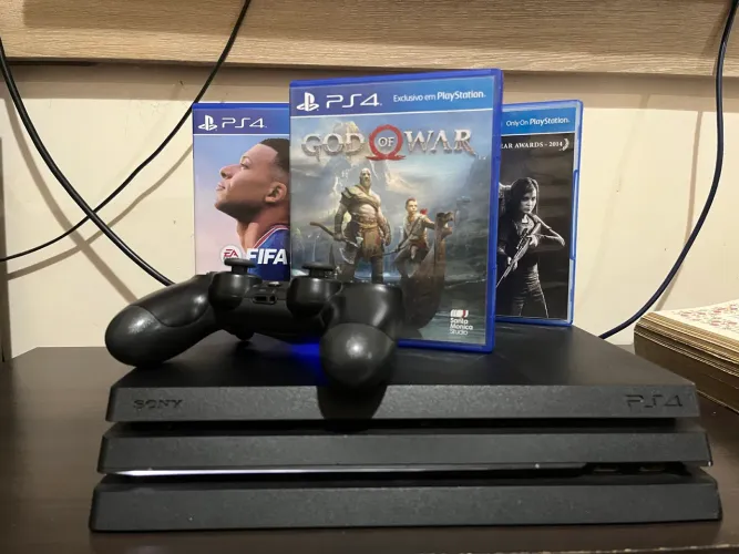 PlayStation 4 pro, com 3 jogos e um controle original