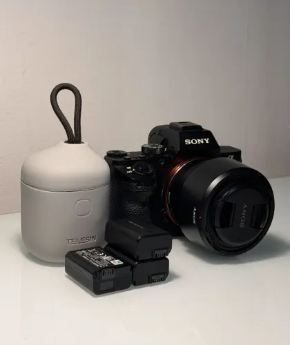 Câmera Sony A7 II Full Frame + Lente Sony 50mm f/1.8 + 3 Baterias + Carregador Telesin
