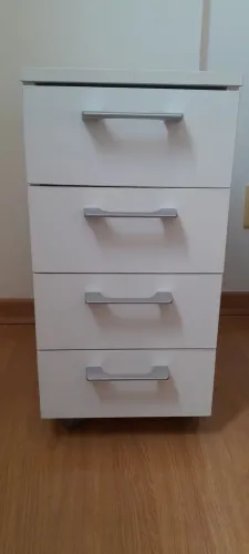 Criado mudo e mesa lateral
