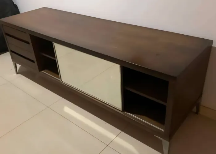 Rack para Sala em Madeira com Gavetas e Porta de Correr (Estilo Moderno)