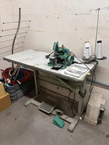 Máquina de Costura Overlock Industrial GN1-6D com Mesa e Motor