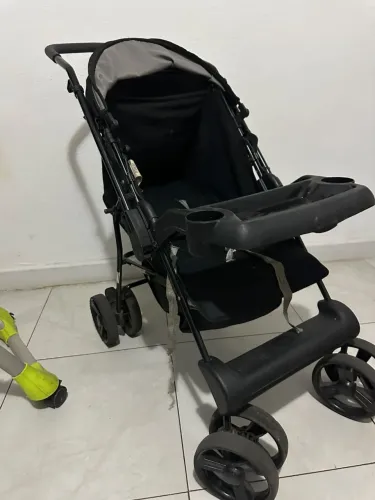 Vendo carrinho de bebê+ cadeira de alimentação+ bolsas novas 