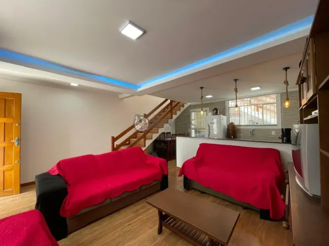 Casa à venda com 2 quartos sendo 1 suíte, 120 m² na Fazendinha - Teresópolis/RJ.