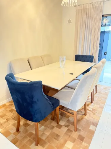 ? MESA DE JANTAR COM 8 CADEIRAS