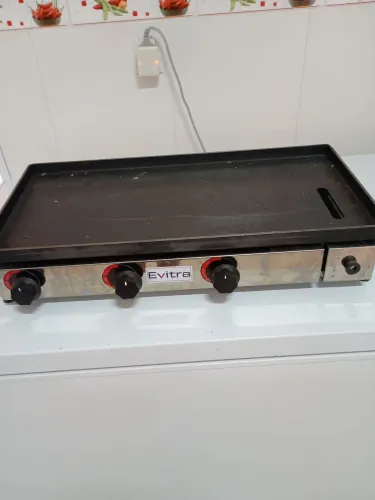 Vendo freezer e chapa para sanduíche tudo novo