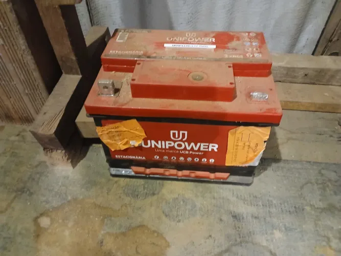 BATERIA ESTACIONARIA 12V 70AH UNIPOWER SELADA COM UM POLO PARTIDO