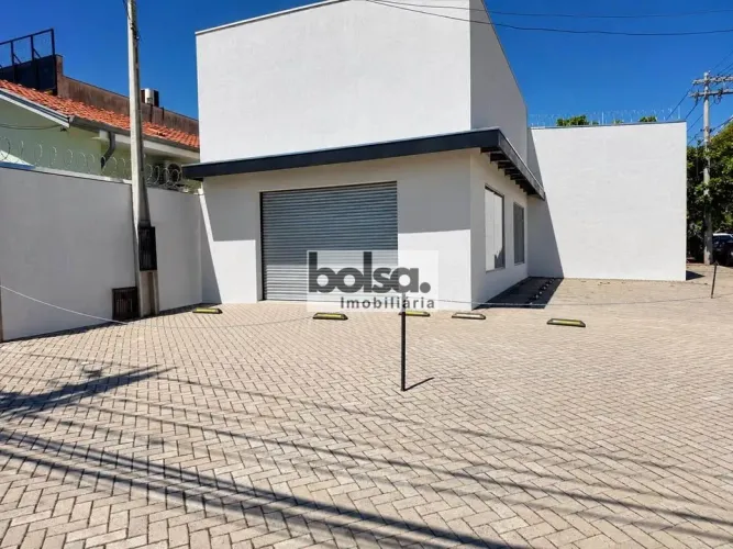 Excelente Prédio Comercial - 170 m² de Área Construída e Amplo Estacionamento