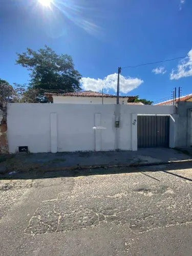 CASA RESIDÊNCIAL COM 02 VAGAS DE GARAGEM NO CENTRO SUL.