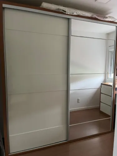Guarda roupa com espelho