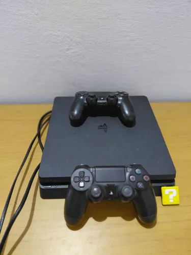 PlayStation 4 slim (versão de desbloqueio) com 2 controle e conta com jogos