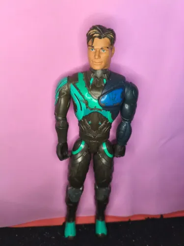 Boneco max steel com avarias na pintura e mao mordida 