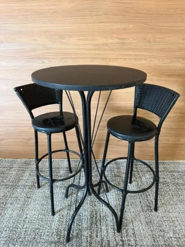 Conjunto Mesa Bistrô Alta com 2 Banquetas Pretas