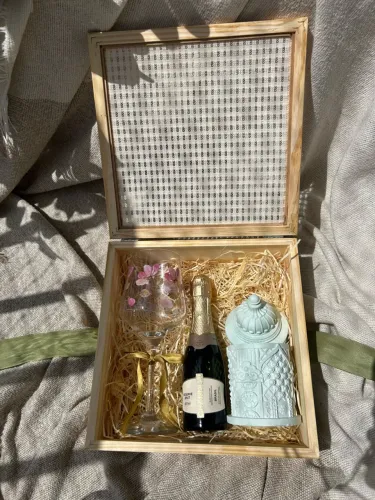 Kit presente - chandon, taça decorada e uma peça de gesso