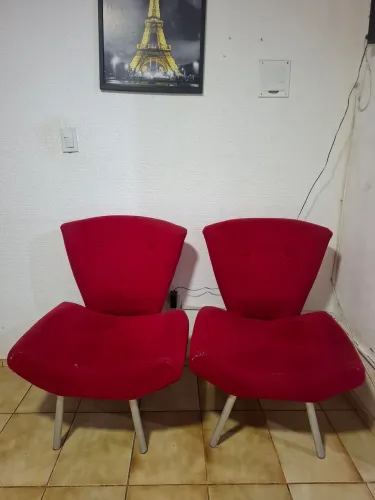 POLTRONAS VERMELHAS EM BOM ESTADO