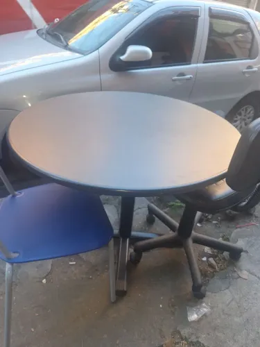 Mesa de Reunião preta em ótimo estado.