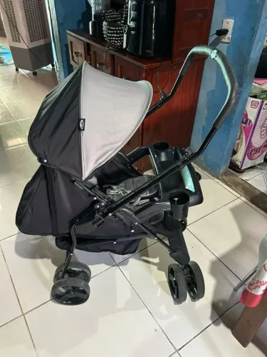 Vendo um carrinho de bebê semi novo