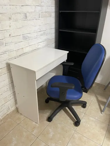 Escrivaninha com cadeira e estante para livros!