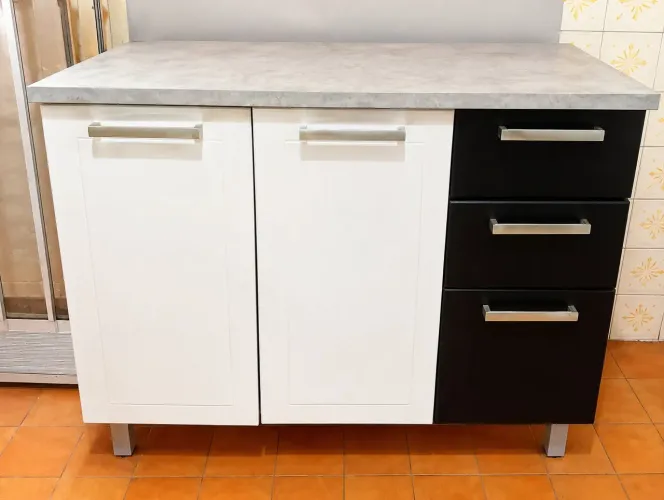 Balcão de cozinha compacto, moderno e funcional.