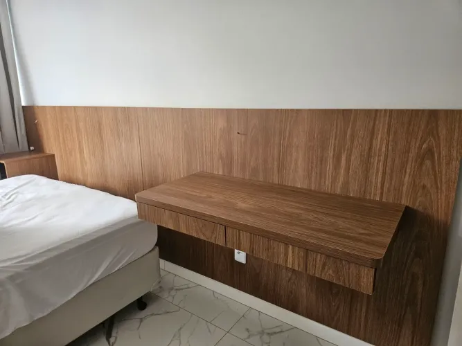 Cabeceira para cama casal ou queen com mesa e mesa de cabeceira