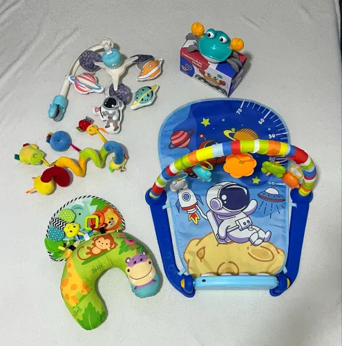 Brinquedos estímulos do bebê