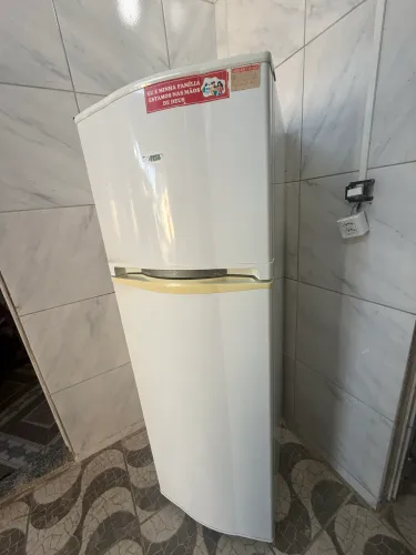 Geladeira!Nao ta congelando!!! Ja é menor valor!!