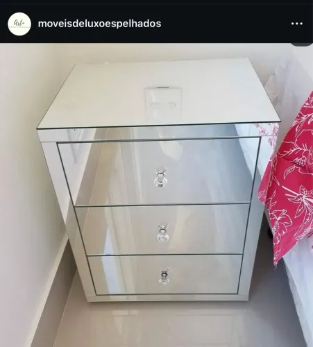 mesa de cabeceira espelhada 