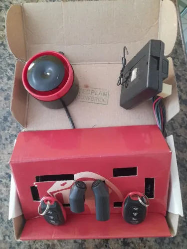 Alarme automotivo Cobra com 02 controles.