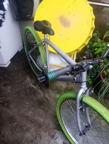 Bicicleta boa -rodas Verde e o passador de marcha novo (o único problema e os freios)