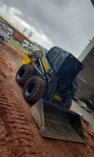 Mini Carregadeira New Holland 2024 L320