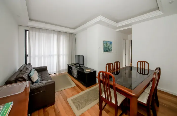 Apartamento mobiliado com varanda e vista livre para locação