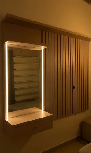 PAINEL RIPADO COM PENTEADEIRA SUSPENSA E ESPELHO COM LED 