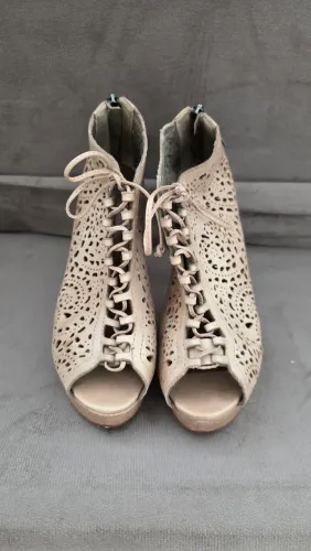 Sapato Bege de Salto - Schutz