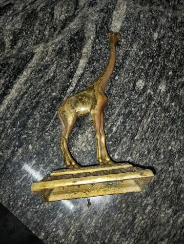 Girafa em bronze