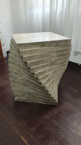 Mesa de canto em mármore travertino