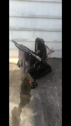Carrinho com bebê conforto cosco